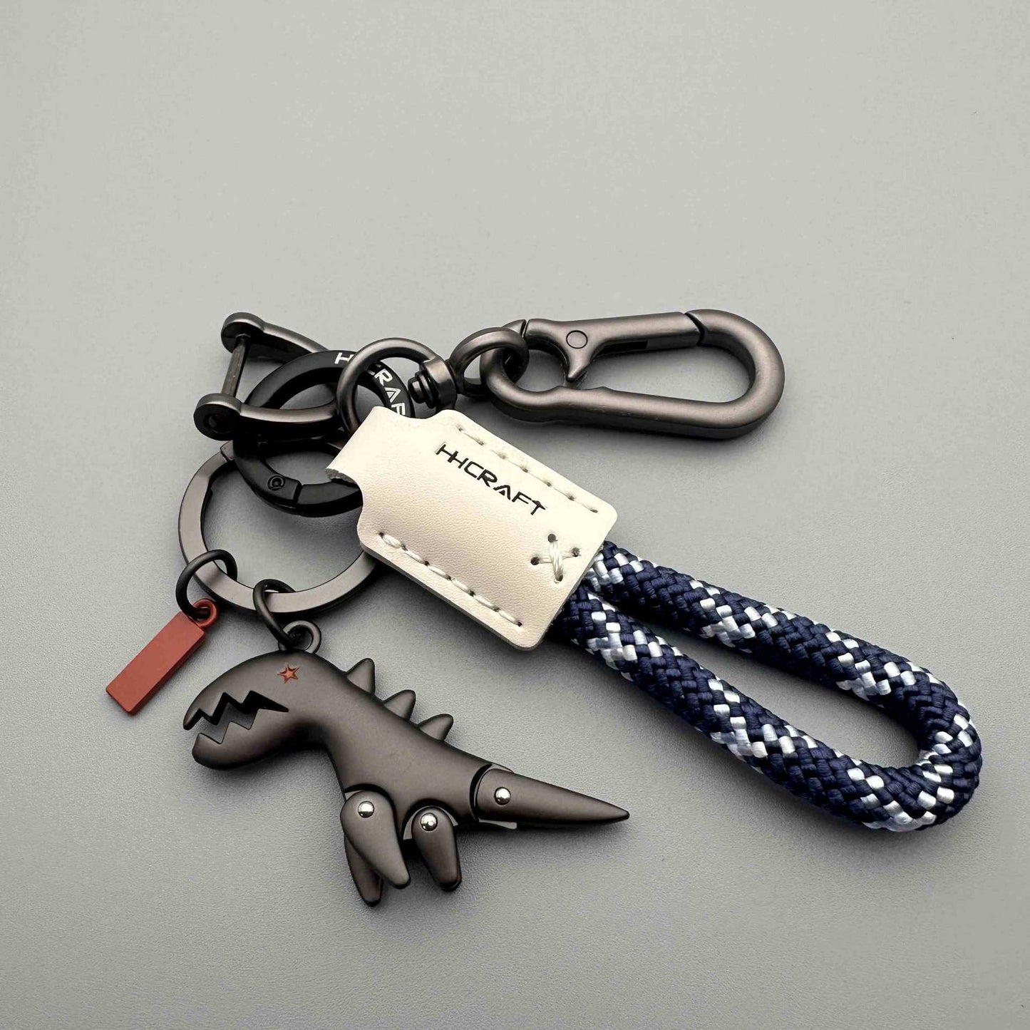 Breloque dinosaure en alliage d'aluminium associée à un bracelet tissé à la main